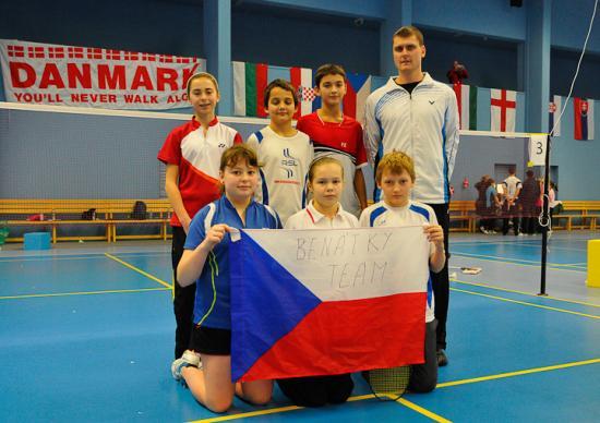 Druhé místo českého týmu (zleva nahoře): Švábíková, Siviglia, Savin, kouč Martinec, (zleva dole) Járová, Zuzáková, Král.